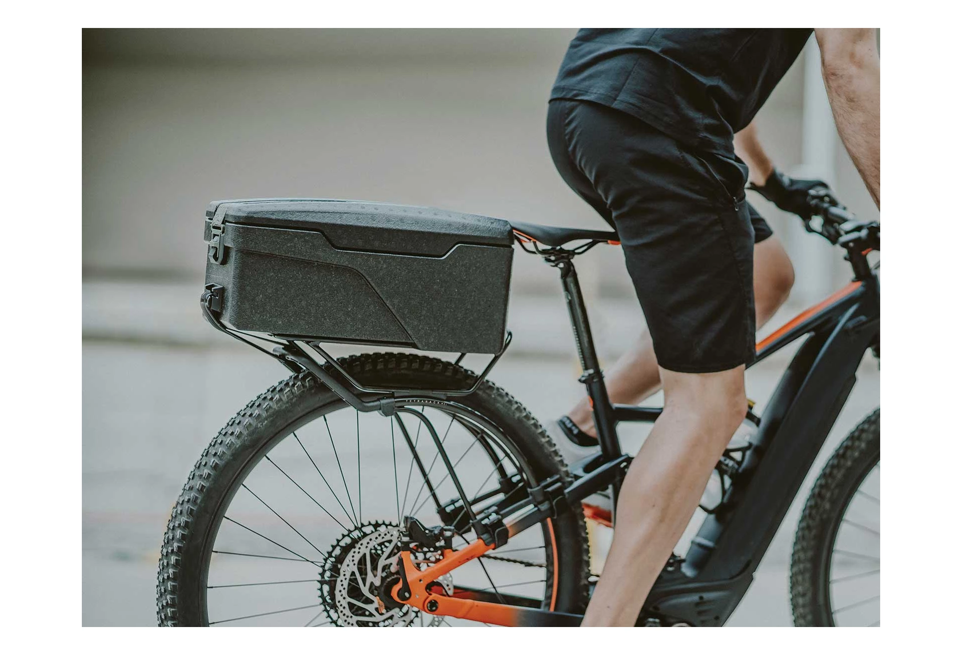 TOP CASE ISOLÉ TOPEAK E-XPLORER TRUNKBOX POUR BATTERIE VAE NOIR 3 TOP CASE ISOLÉ TOPEAK E-XPLORER TRUNKBOX POUR BATTERIE VAE NOIR – Image 3